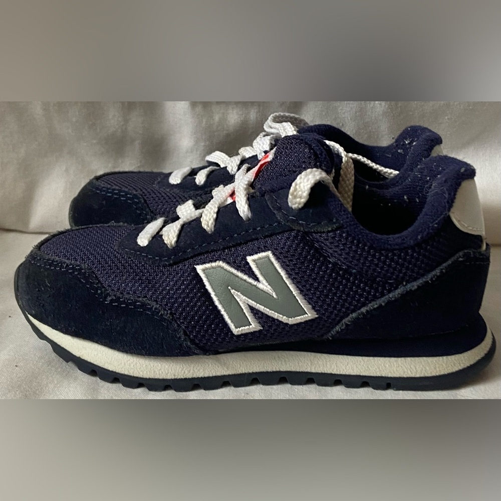 New Balance Navy Little Kids Size 7.5C Tennis Shoes. EUC